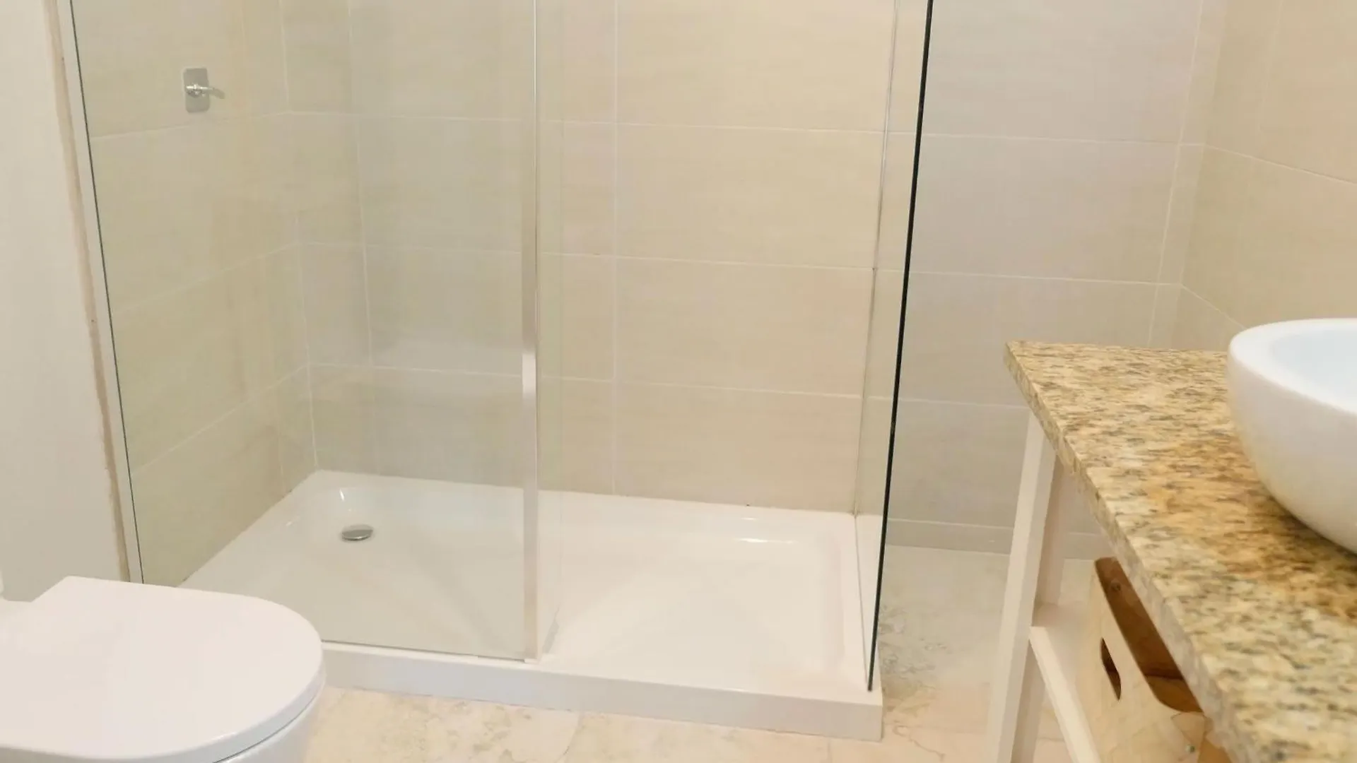 Villa Adina - Sleeps 7 - Pool - Parking - Garden Becke Moui