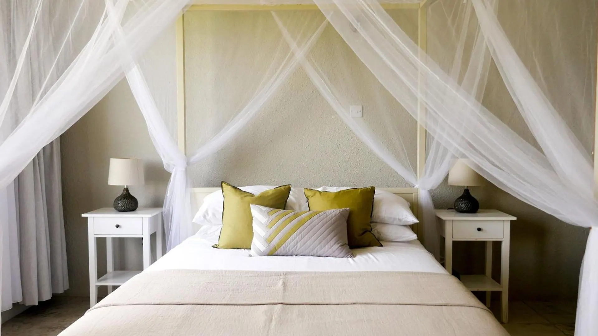 Villa Adina - Sleeps 7 - Pool - Parking - Garden Becke Moui